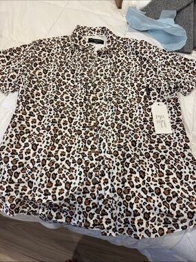 NWT No Vacancy mens  White Leopard Print Short Sleeve Button-Down Shirt Large